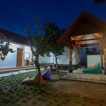 Lucky Hostel Batununggul Buitenkant foto