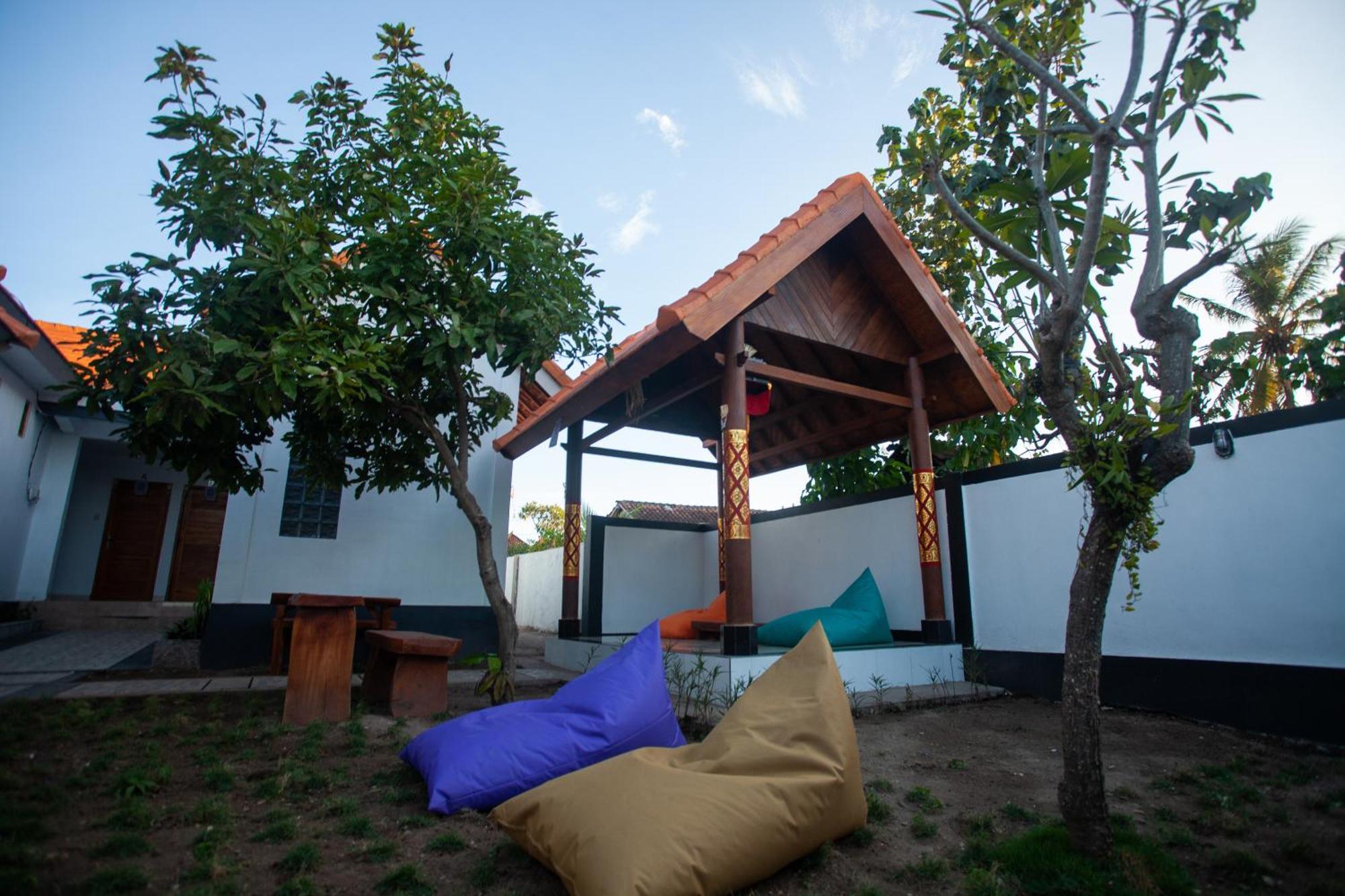 Lucky Hostel Batununggul Buitenkant foto