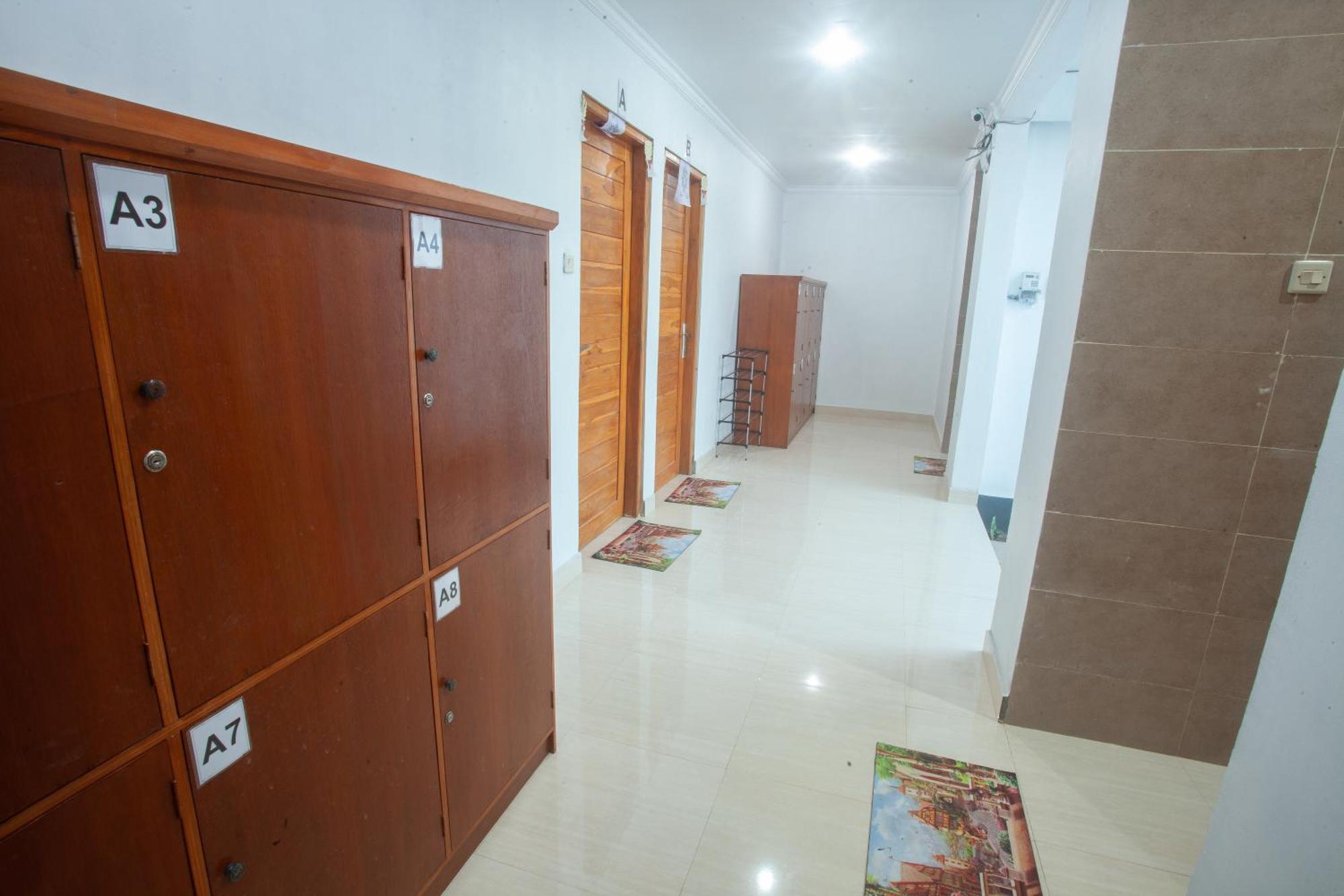 Lucky Hostel Batununggul Buitenkant foto