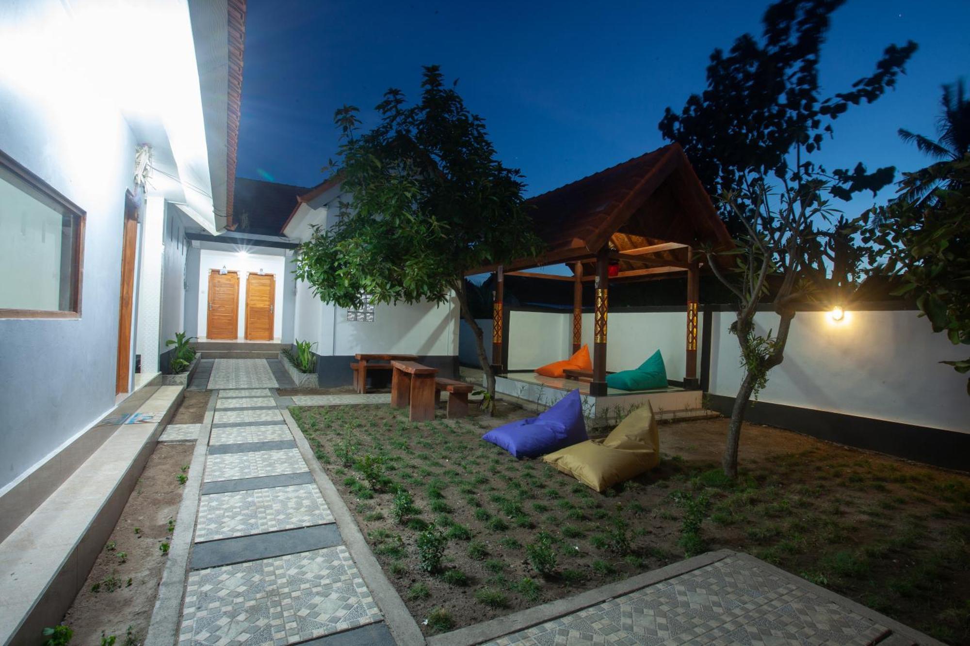 Lucky Hostel Batununggul Buitenkant foto