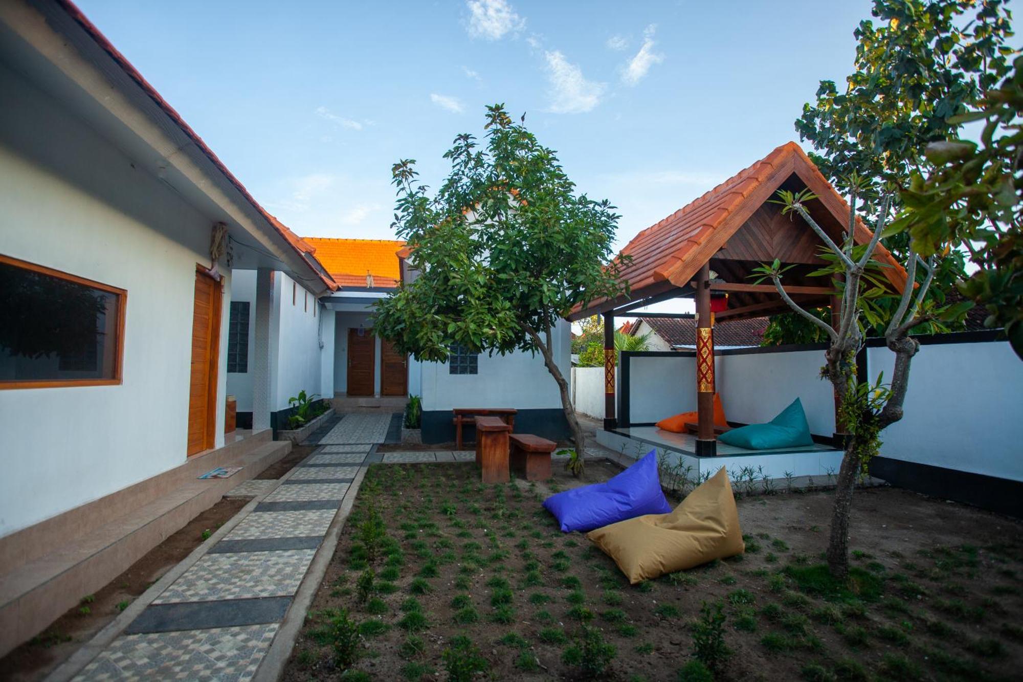 Lucky Hostel Batununggul Buitenkant foto
