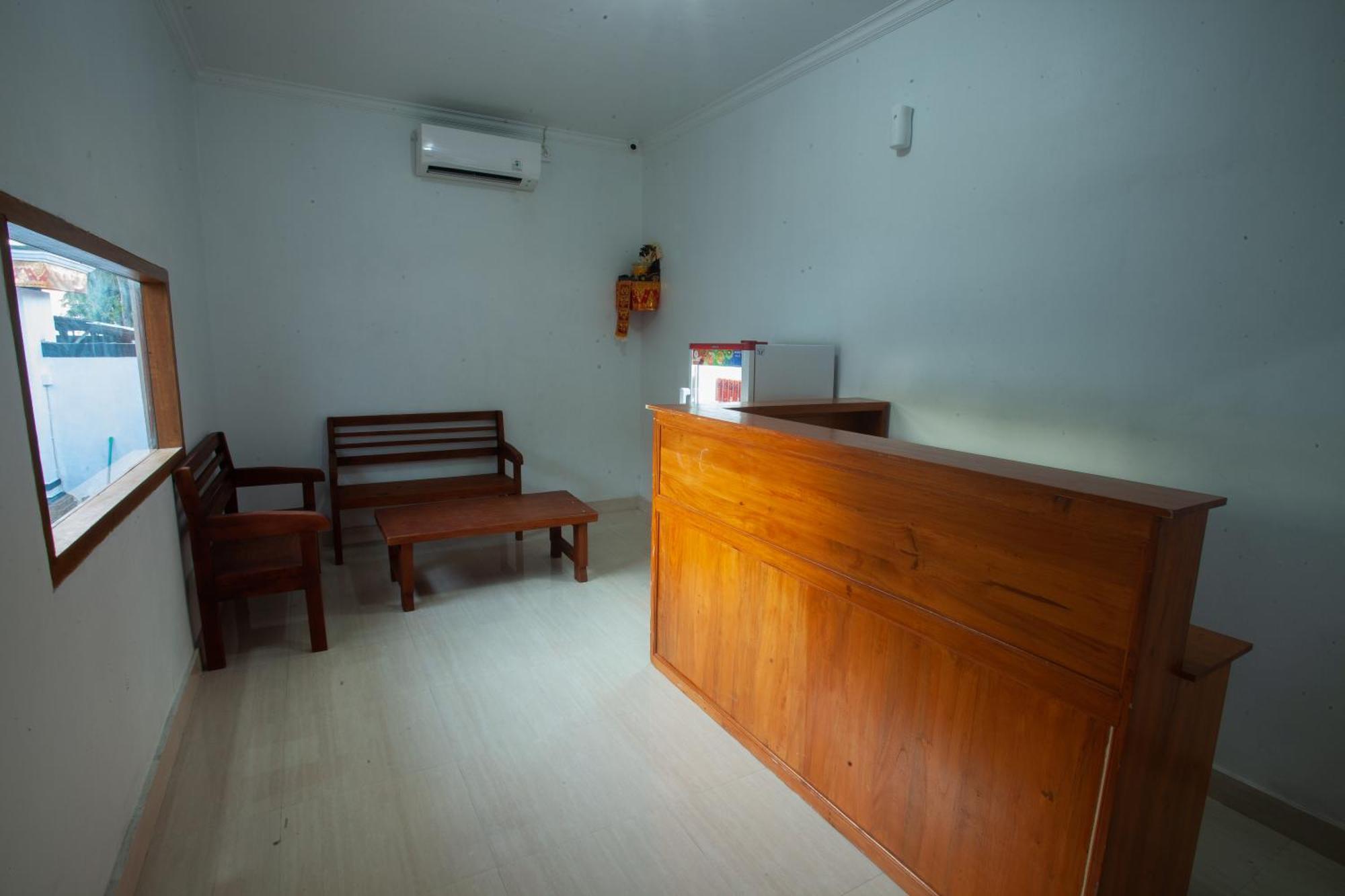Lucky Hostel Batununggul Buitenkant foto