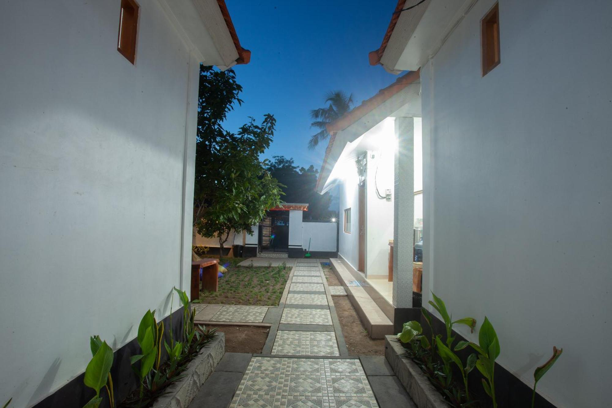 Lucky Hostel Batununggul Buitenkant foto