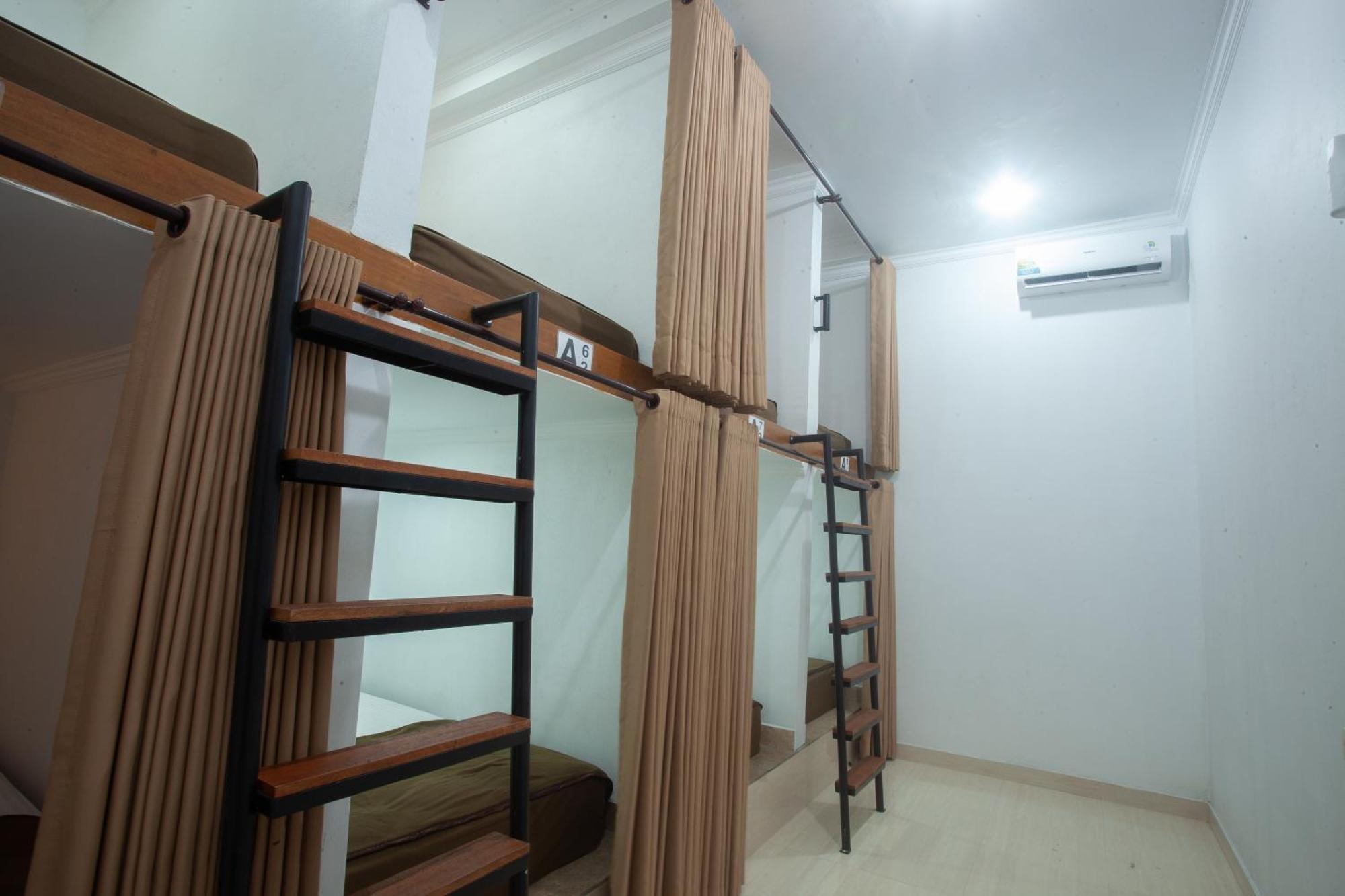 Lucky Hostel Batununggul Buitenkant foto