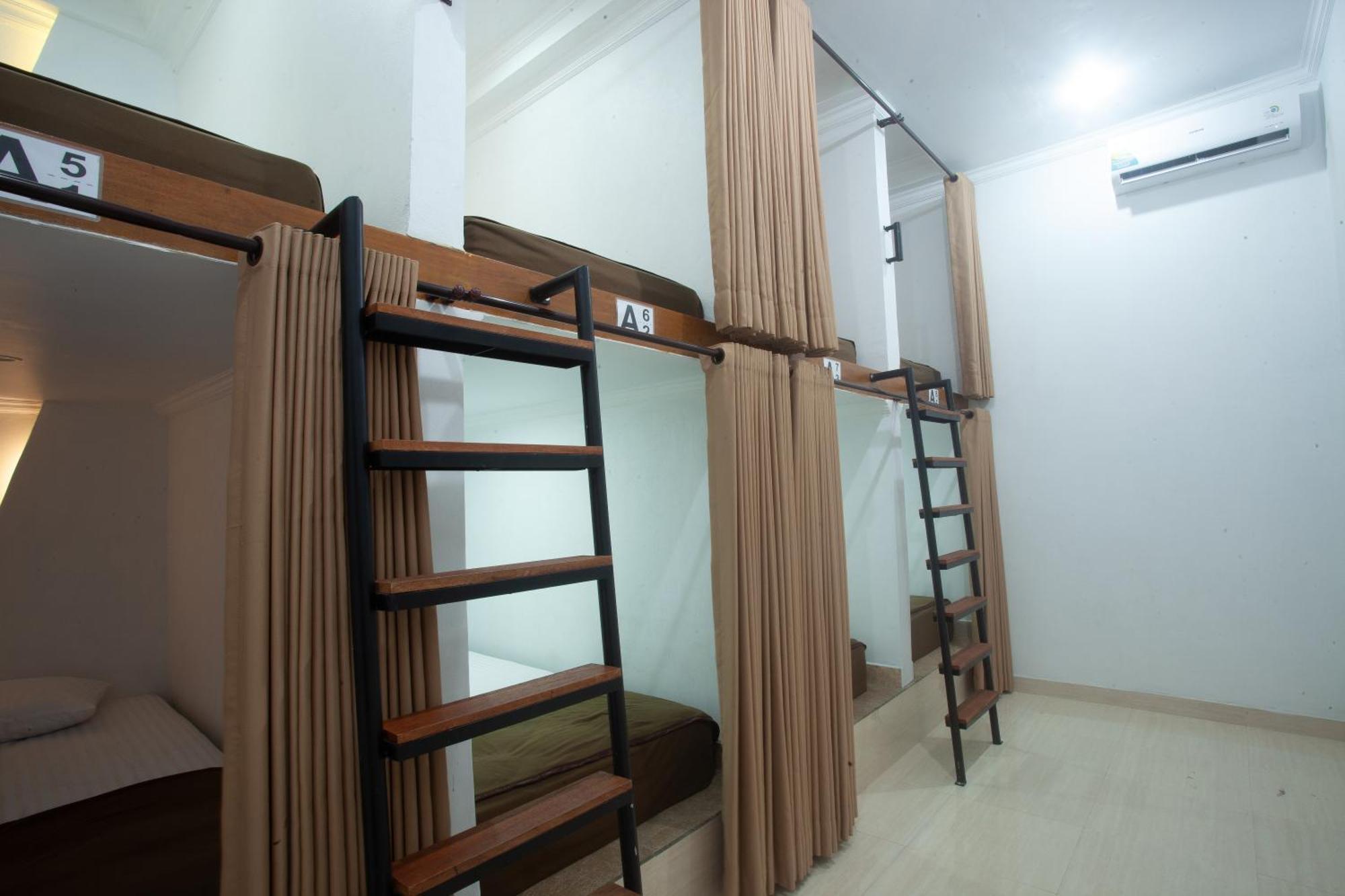 Lucky Hostel Batununggul Buitenkant foto