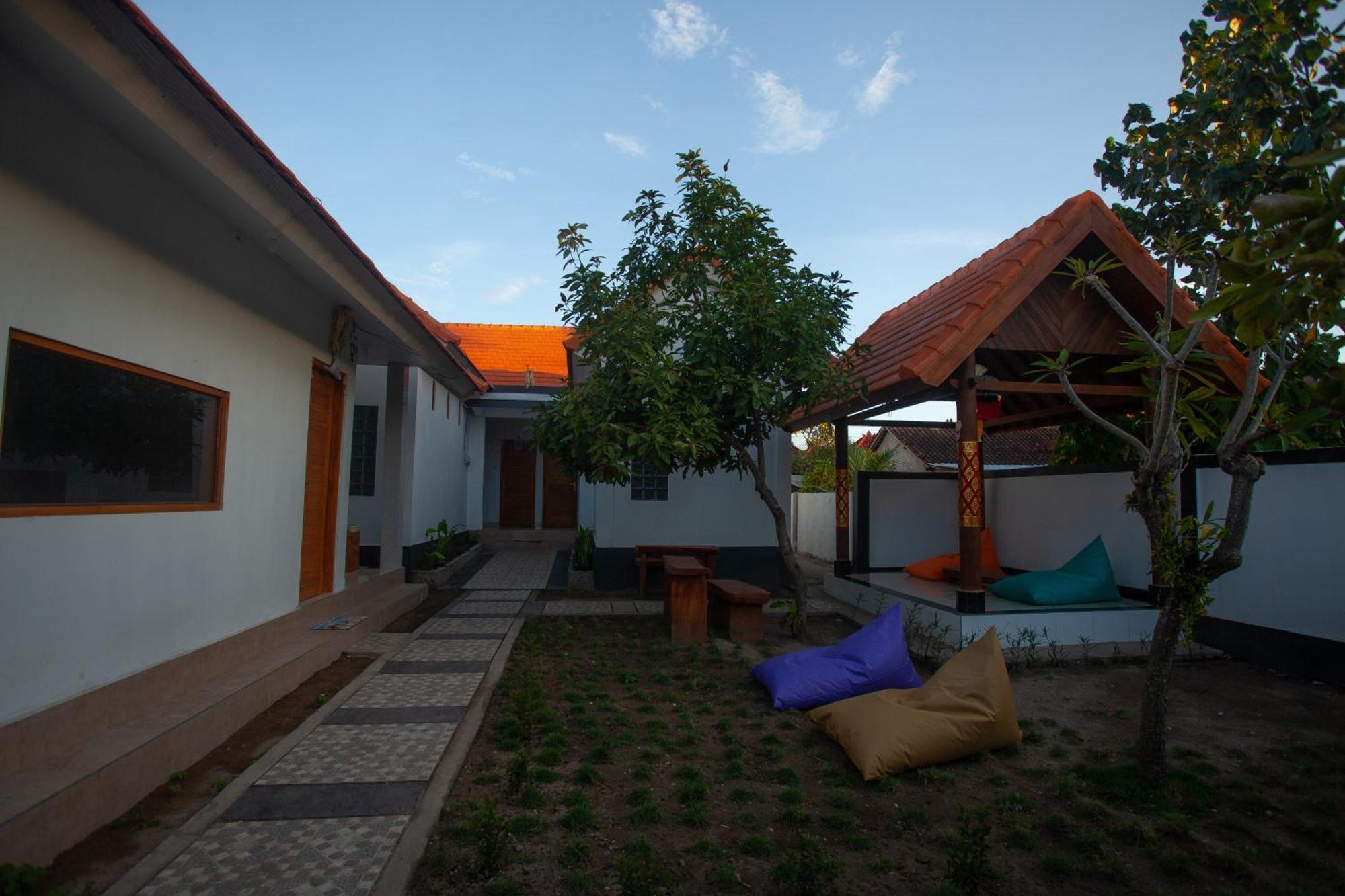 Lucky Hostel Batununggul Buitenkant foto