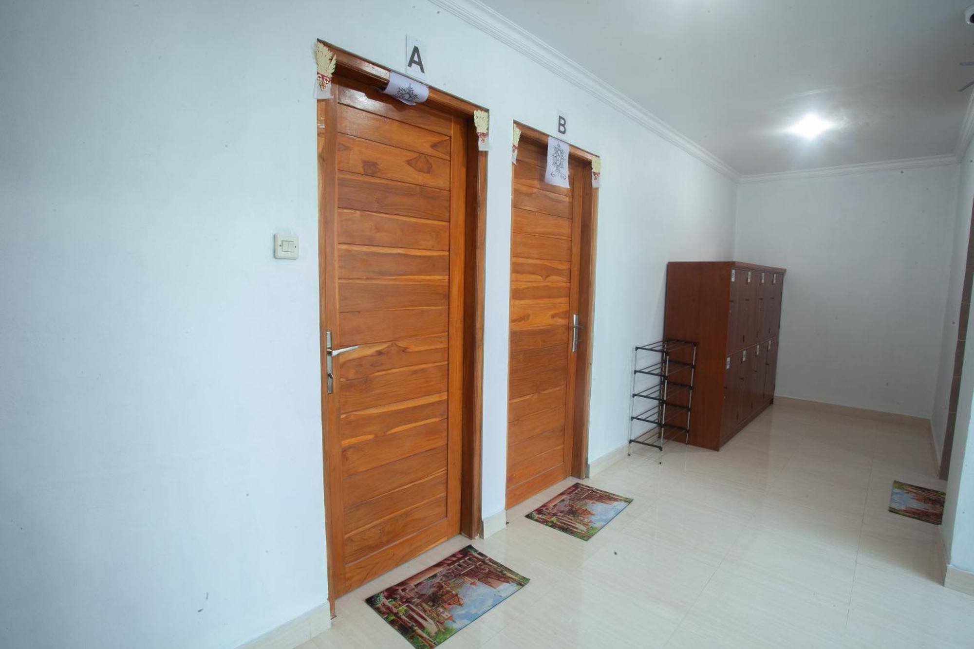Lucky Hostel Batununggul Buitenkant foto