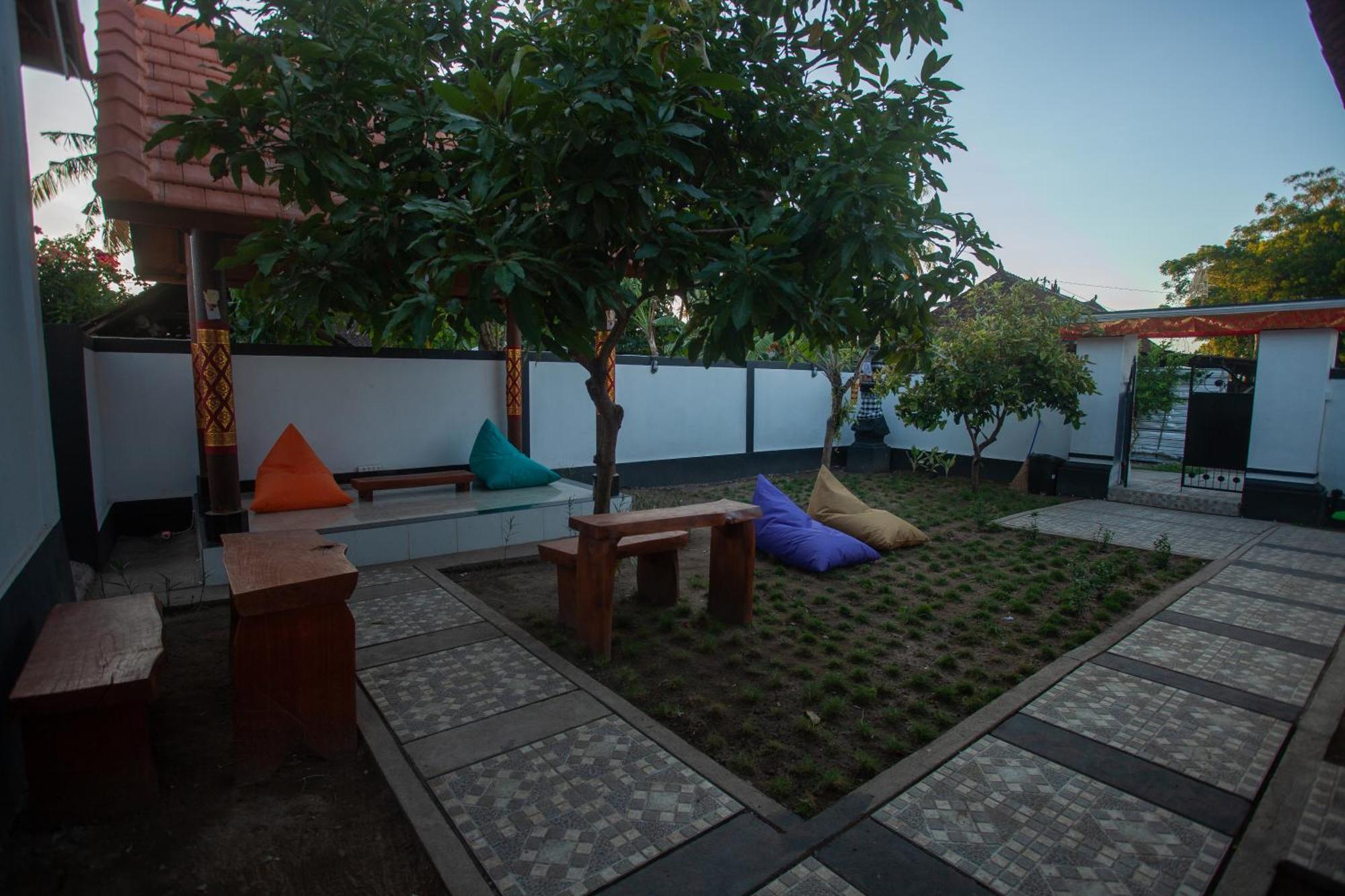 Lucky Hostel Batununggul Buitenkant foto
