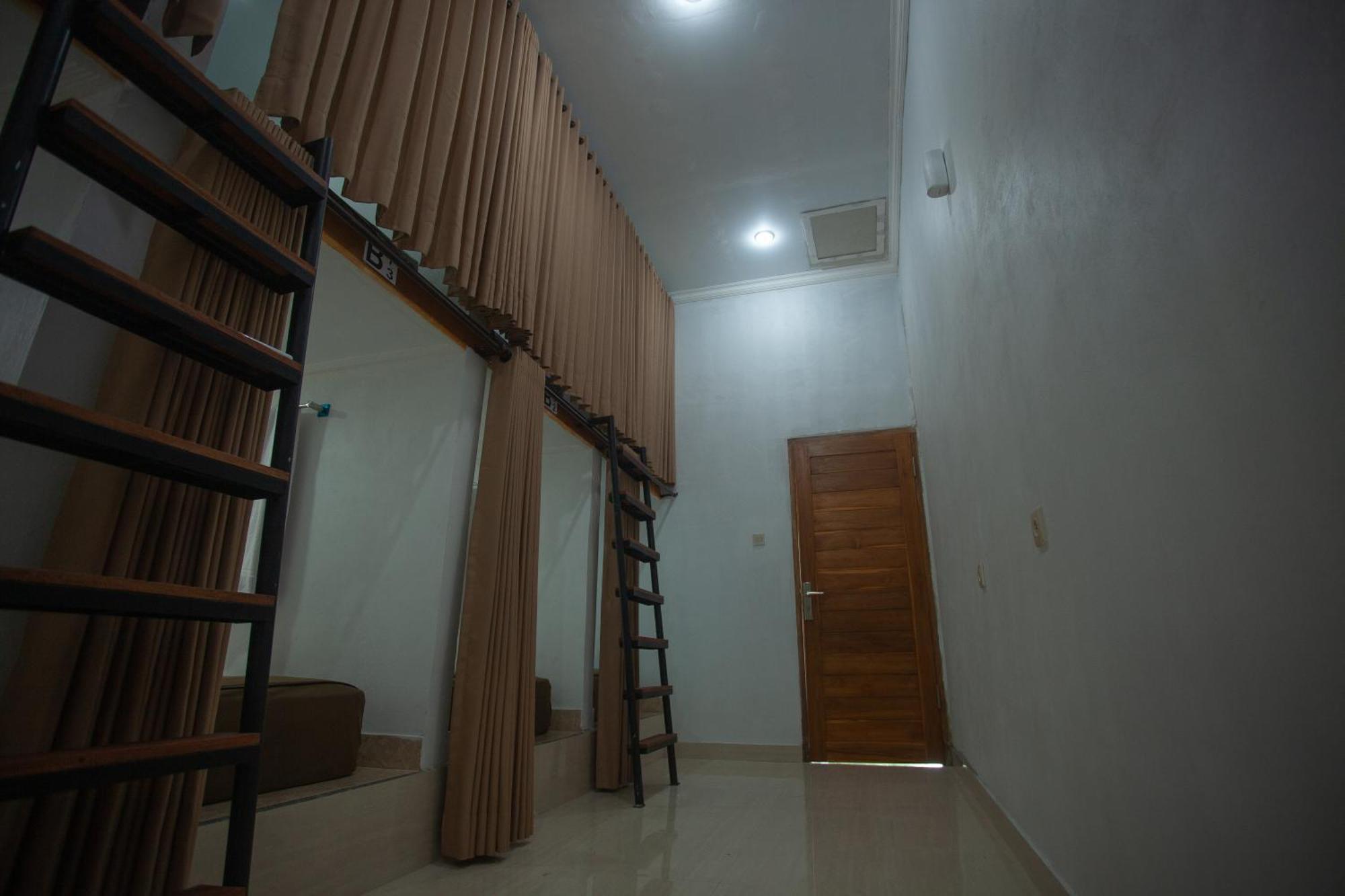 Lucky Hostel Batununggul Buitenkant foto