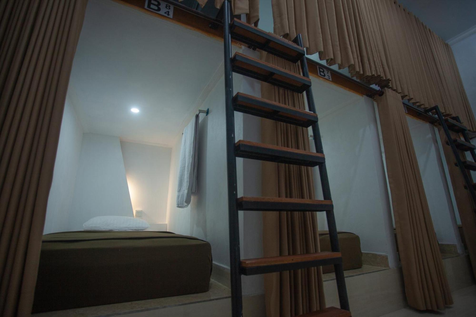 Lucky Hostel Batununggul Buitenkant foto