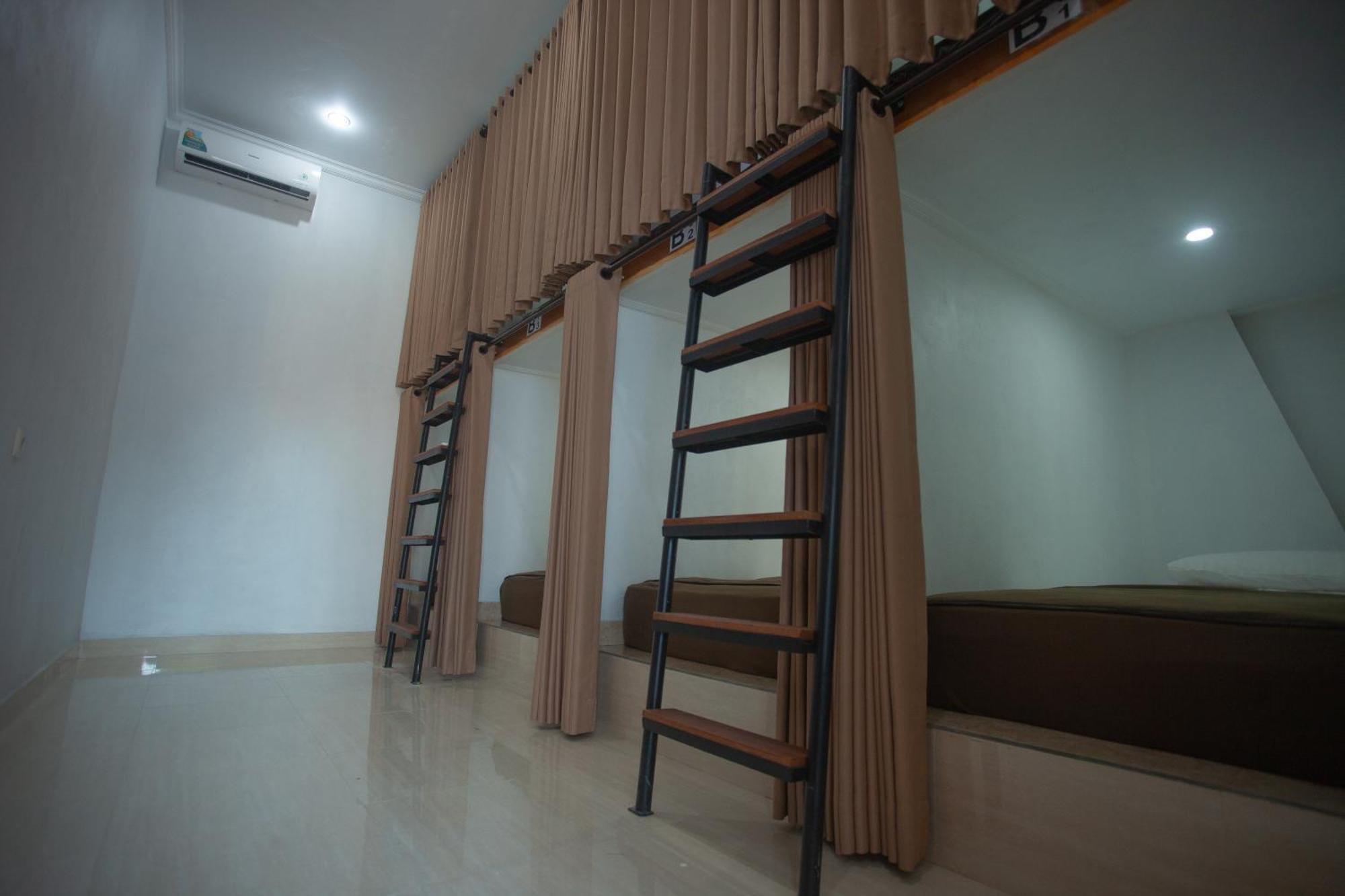 Lucky Hostel Batununggul Buitenkant foto