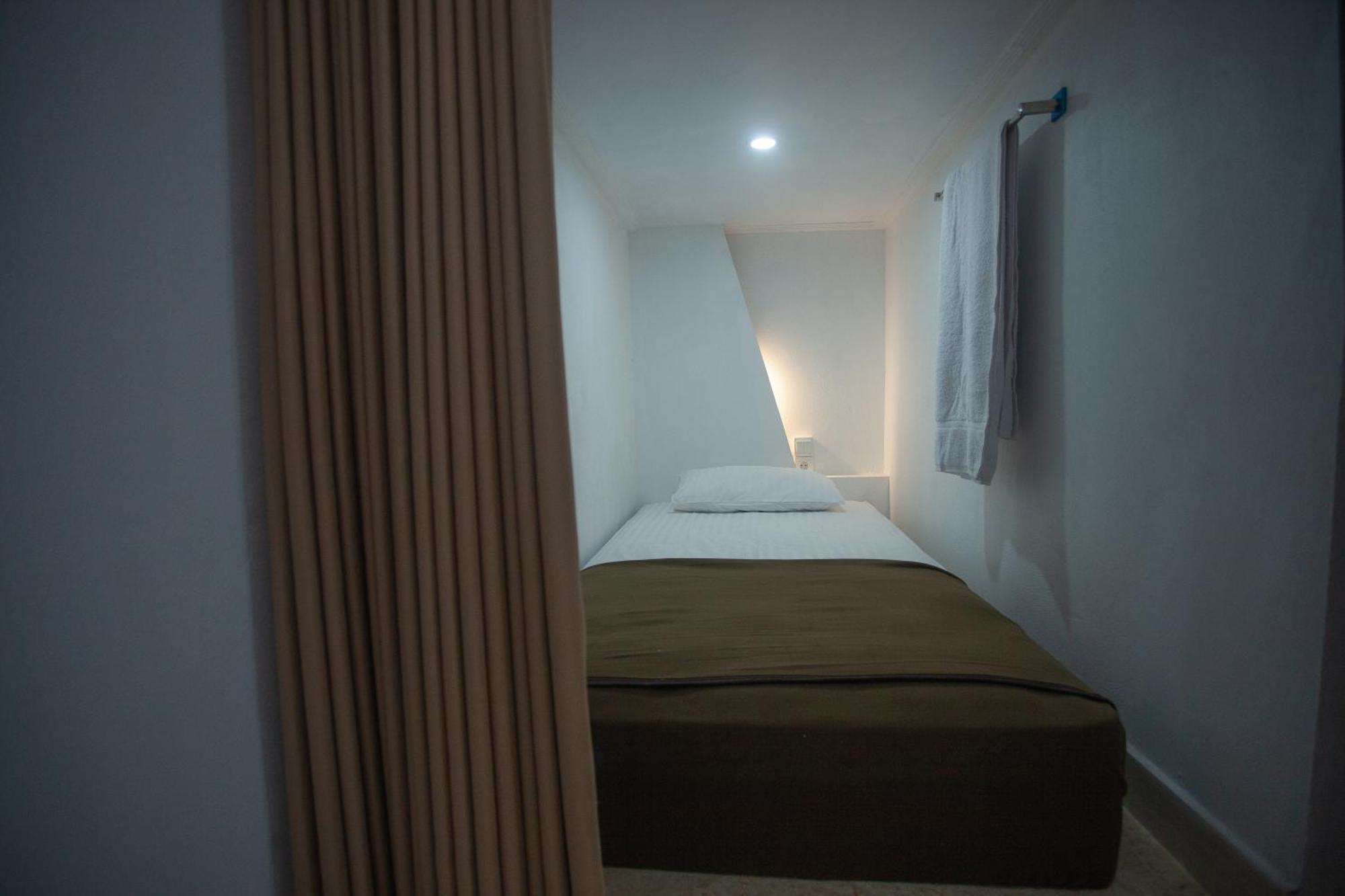 Lucky Hostel Batununggul Buitenkant foto