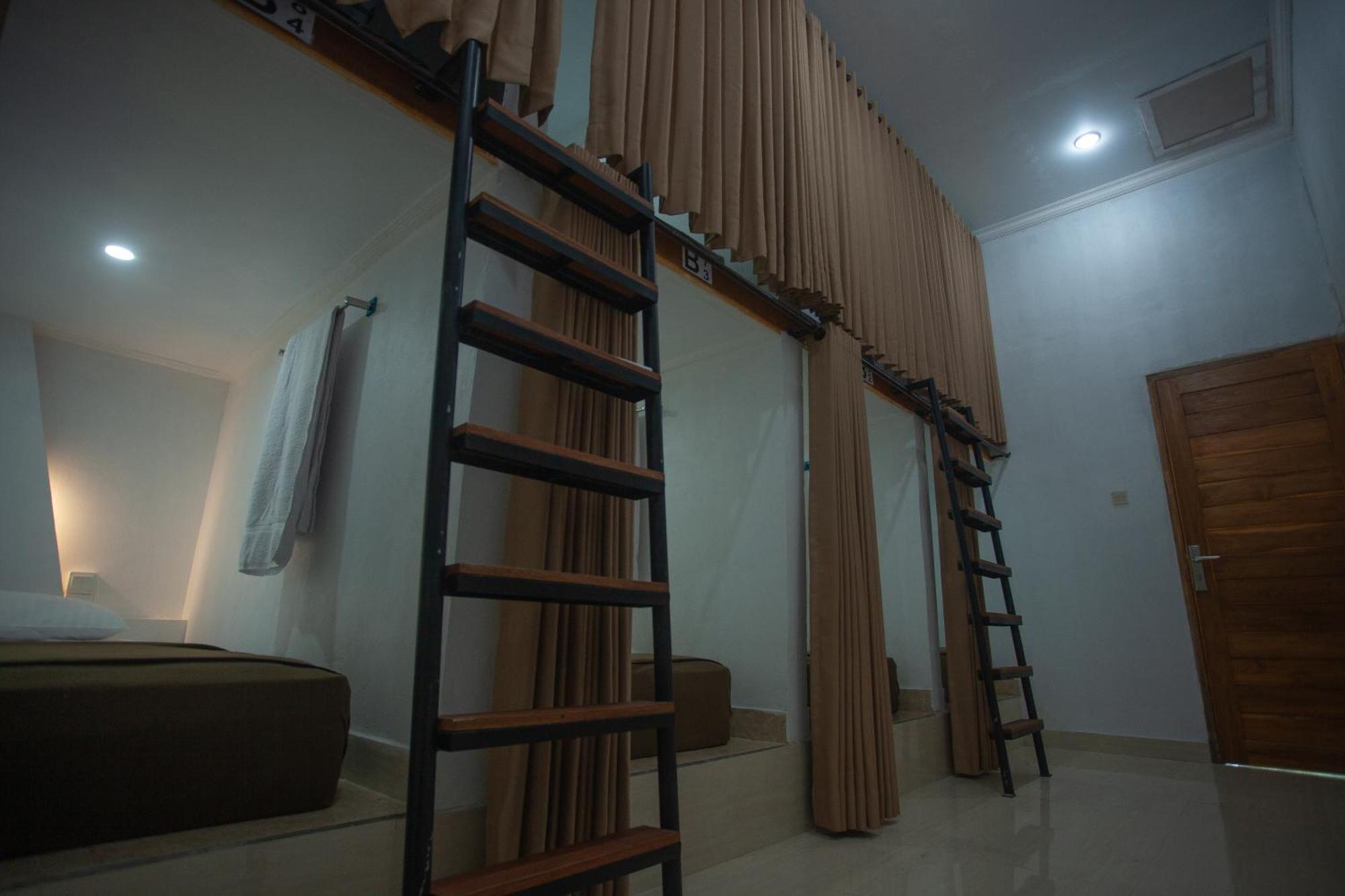Lucky Hostel Batununggul Buitenkant foto