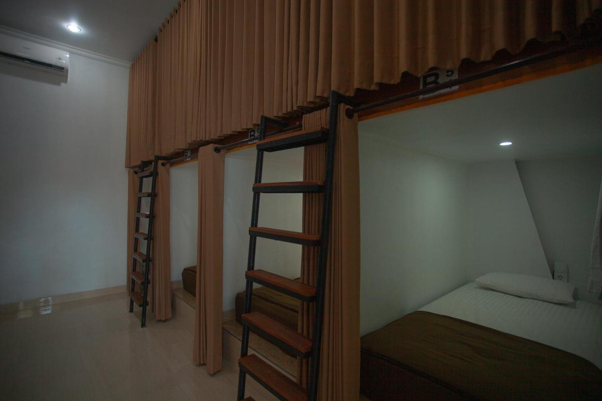 Lucky Hostel Batununggul Buitenkant foto