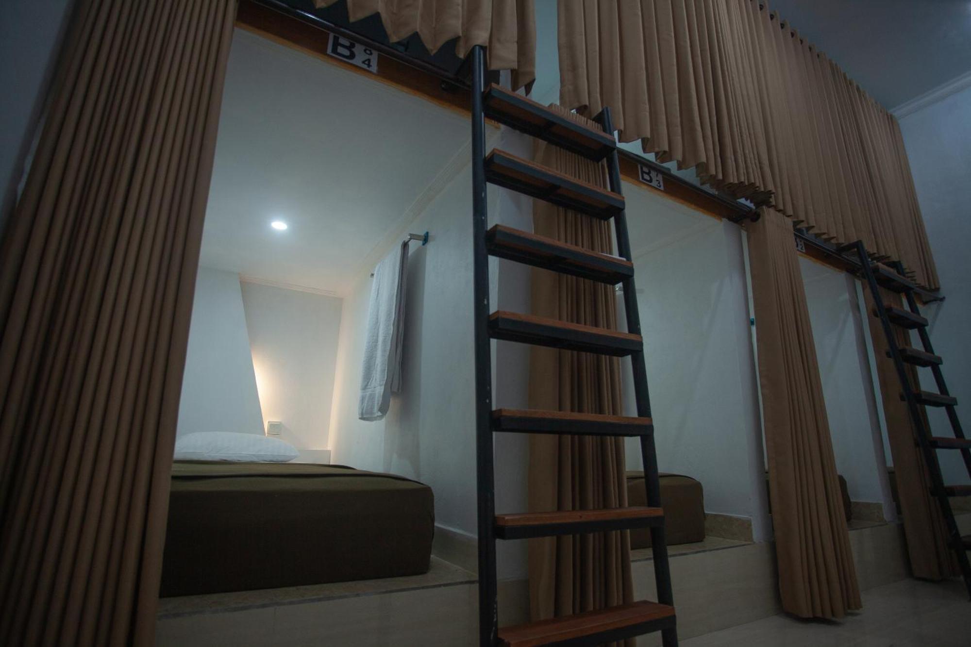 Lucky Hostel Batununggul Buitenkant foto