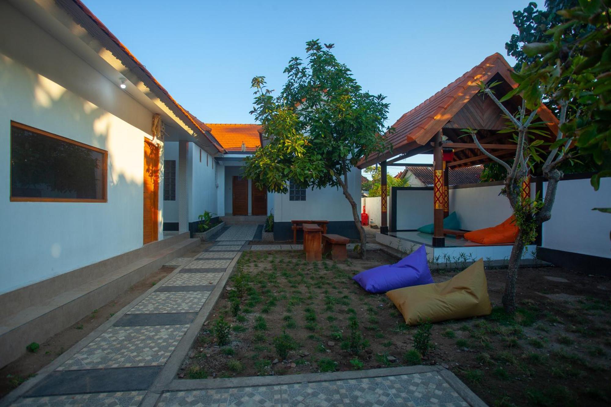 Lucky Hostel Batununggul Buitenkant foto
