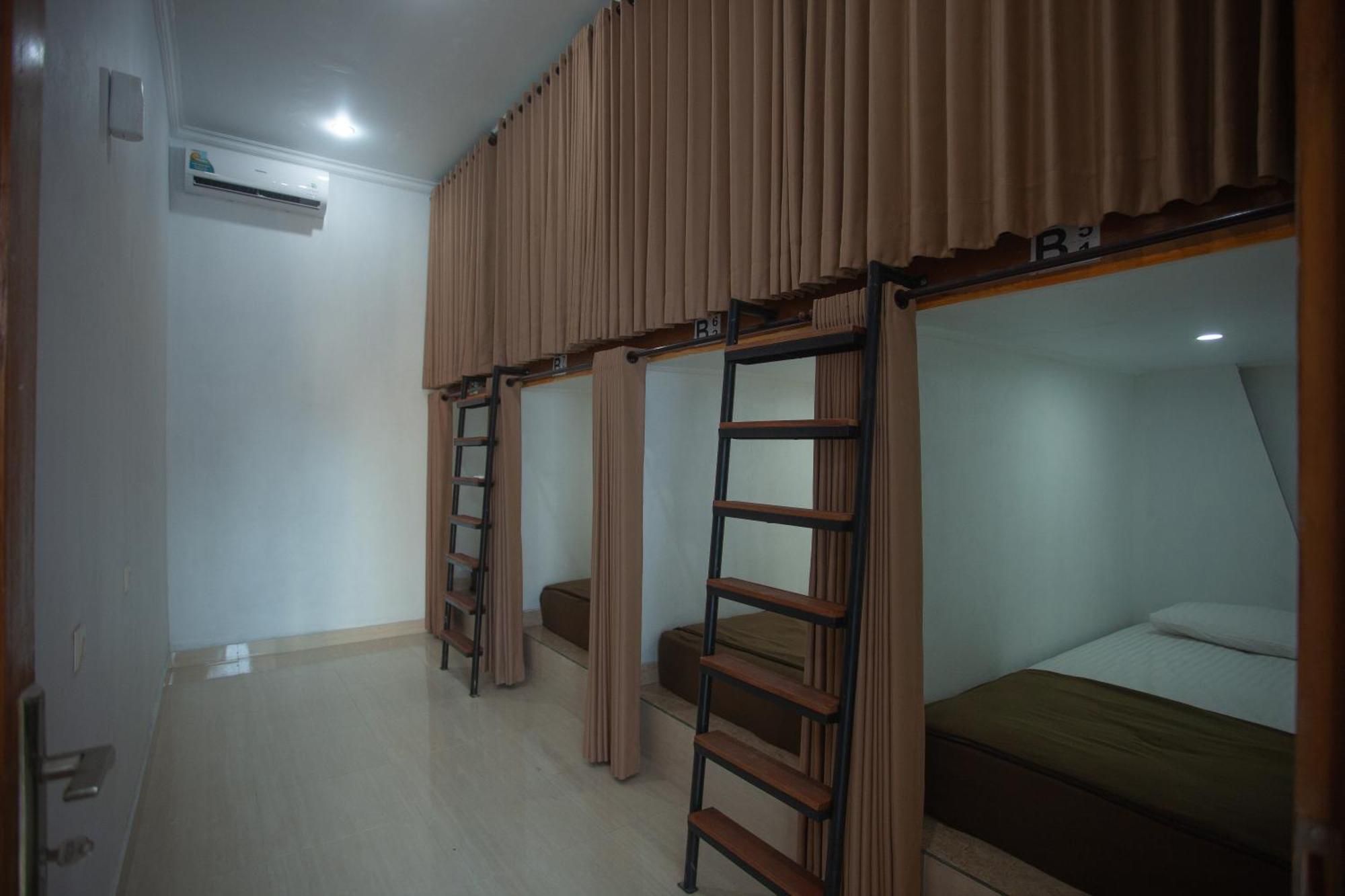 Lucky Hostel Batununggul Buitenkant foto